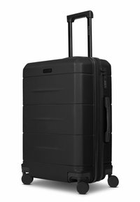 Valigia rigida nera con superficie testurizzata, doppie ruote, manico telescopico e chiusura con cerniera. Dotata di lucchetto a combinazione sul lato.