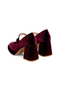 Bordeaux Velours Mary Jane Absätze mit einem klobigen quadratischen Absatz, ausgestattet mit einem dekorativen Blumenakzent und einem Ausschnittdesign an der Zehe.