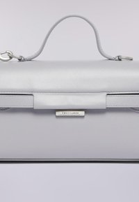 Grijze leren handtas met een gestructureerd ontwerp, bovenhandvat en zilverkleurige hardware. Heeft een rechthoekige vorm en een gladde textuur.