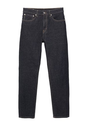 Jean en denim bleu foncé avec une coupe droite, cinq poches, cinq passants de ceinture et des accents de couture visibles dans une couleur or contrastante.