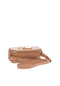 Borsa a tracolla in pelle tabacco con logo dorato, chiusura con zip e tracolla regolabile. Texture liscia e forma rettangolare compatta.