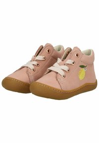 Růžové dětské boty s bílými tkaničkami, hnědými podrážkami a žlutou výšivkou citronu na boku.