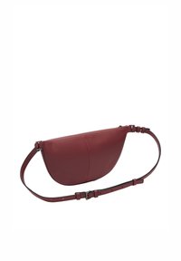Borsa a tracolla in pelle bordeaux con forma curva a mezzaluna e tracolla regolabile; presenta cuciture minime e una superficie liscia.