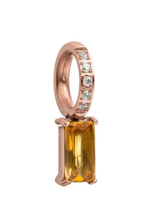 Anhänger aus Roségold mit einem rechteckigen gelben Edelstein und einer Schlaufe, die mit sieben kleinen runden weißen Steinen besetzt ist, vor weißem Hintergrund.