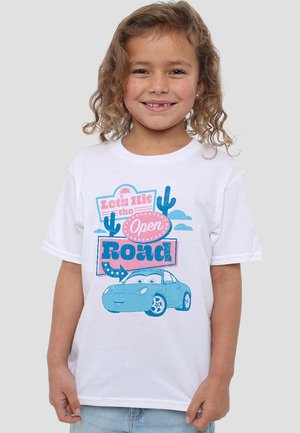 Weißes T-Shirt mit kurzen Ärmeln, das ein blaues Cartoon-Auto-Graphic und ein farbenfrohes Textdesign mit der Aufschrift "Lass uns die offene Straße erobern" sowie Kakteen zeigt.