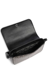 Borsa a spalla in pelle nera con un esterno grigio a motivo, un interno liscio e una chiusura in argento. Cinghia regolabile e scomparto spazioso.
