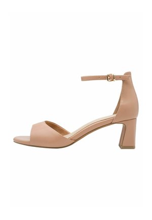 Sandales à talons en cuir nude avec bout ouvert, bride cheville avec boucle dorée, et talon bloc. Texture lisse et design minimaliste.