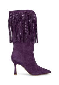 Botte en suède violette, montée jusqu'au genou, avec un bout pointu et un talon aiguille, ornée de longues franges agrémentées d'accents métalliques.