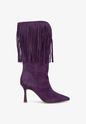 Lila Wildleder-Kniehohe Stiefel mit spitzem Zehen und Stiletto-Absatz, versehen mit langen Fransen, die mit metallischen Akzenten geschmückt sind.