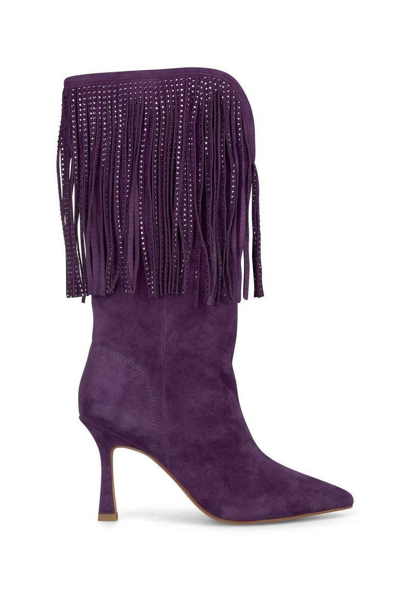 Botte en suède violette, montée jusqu'au genou, avec un bout pointu et un talon aiguille, ornée de longues franges agrémentées d'accents métalliques.