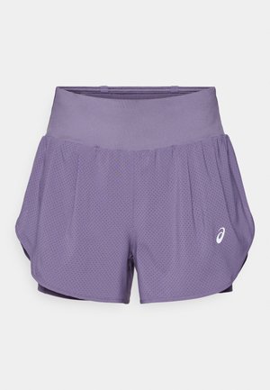 Pantalones cortos deportivos morados con un tejido texturizado y transpirable y un diseño perforado. Cuenta con una cinturilla amplia y un logo de Asics en el lateral.
