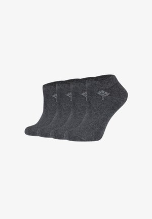 Cztery pary ciemnoszarych skarpetek kostkowych o gładkiej fakturze, z subtelnym wzorem w okolicy mankietu i zaokrąglonym kształcie palców.