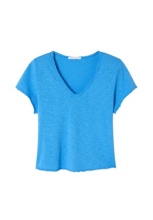 Blauwe T-shirt met korte mouwen en een V-hals, gemaakt van zachte stof. De randen zijn onafgewerkt, wat een casual, ontspannen uitstraling geeft.
