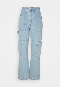 Pantalones cargo de mezclilla azul claro con múltiples bolsillos de parche, un corte relajado y un diseño de pierna acampanada. Detalle clásico de cierre de botón.