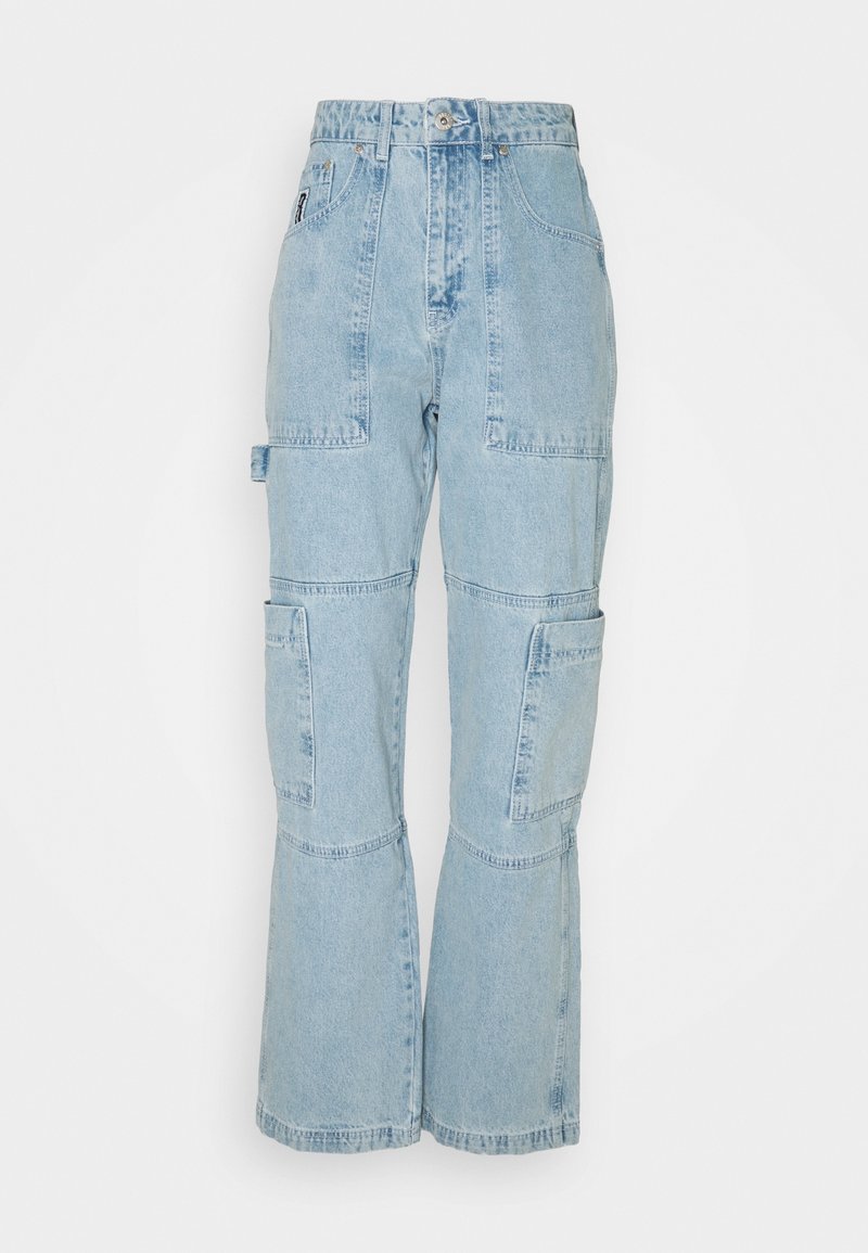 Pantalones cargo de mezclilla azul claro con múltiples bolsillos de parche, un corte relajado y un diseño de pierna acampanada. Detalle clásico de cierre de botón.