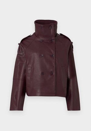 Jachetă din piele burgundă, cu două rânduri de nasturi, guler înalt, epauleți și două buzunare frontale. Textură netedă și design scurt.