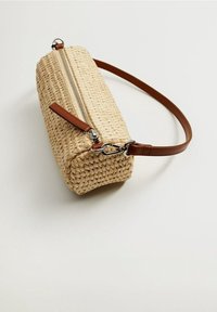 Bolso de mano de paja trenzada en forma rectangular, con cremallera superior, correa de cuero marrón y superficie texturizada. Color beige claro.