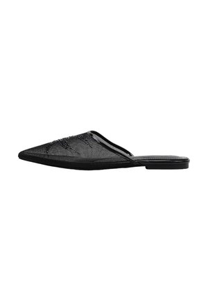 Mule negro de punta afilada, tipo slip-on, con parte superior de malla y detalles sutiles de cuentas a lo largo del borde superior.