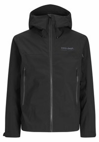 Chaqueta negra impermeable con cremallera frontal, capucha ajustable, dos bolsillos laterales con cremallera y un sutil logo en el pecho. Acabado mate, textura suave.