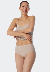 Beige Ripp-Camisole und hochgeschnittene Unterwäsche, weiche Textur, figurbetontes Design, minimale Nähte und elastischer Bund für Komfort.