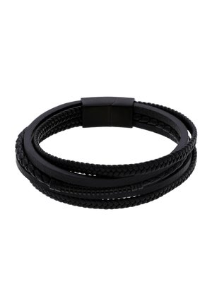 Schwarzes mehrreihiges Armband mit geflochtenen und glatten Lederbändern, versehen mit einem rechteckigen schwarzen Magnetverschluss, auf weißem Hintergrund dargestellt.