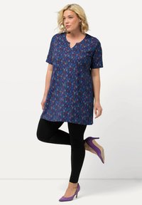 Ulla Popken TRIANGLE SHORT SLEEVE - T-shirt print - royal blue