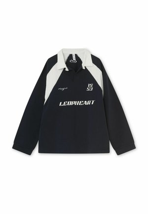 Tmavomodrá a biela rugbyová košeľa s dlhým rukávom a golierom, na prednej strane s nápismi "LEOPHEART," "15 53" a malým kurzívnym slovom "résumé".