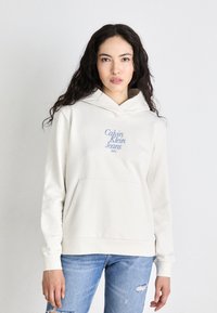 Calvin Klein Jeans FONT GRAPHIC REGULAR HOODIE - Športni pulover - ivory