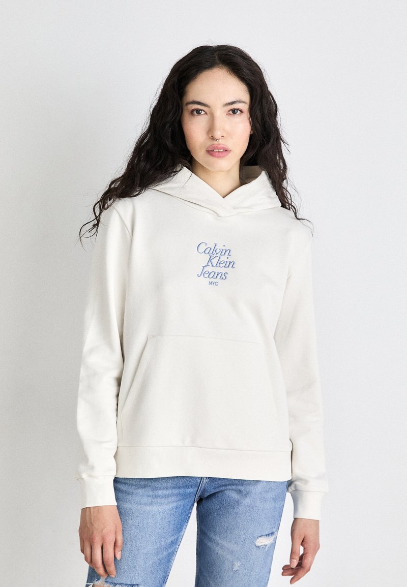 Calvin Klein Jeans FONT GRAPHIC REGULAR HOODIE - Športni pulover - ivory