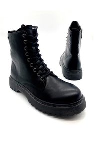 Černé kožené šněrovací boty s vysokým kotníkem, strukturovaným povrchem, polstrovaným límcem a silnou gumovou podrážkou. Mají stříbrné oká a zadní zip.