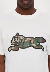 Icecream CAMO RUNNING DOG WOODLAND - Μπλουζάκι με στάμπα - white
