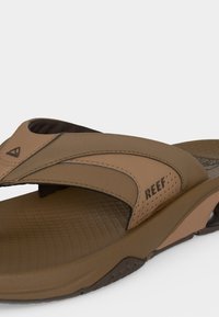 Ανδρικό σανδάλι Brown Reef με μαλακό πέλμα και χοντρό ρυθμιζόμενο λουρί, με υφή στο πέλμα και λαστιχένια εξωτερική σόλα.