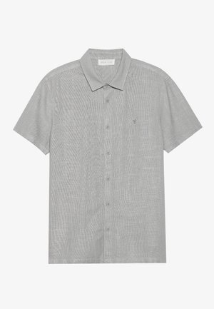 Camisa de botão de mangas curtas em cinza claro com um padrão texturizado, apresentando um colarinho clássico e um pequeno logótipo bordado no peito.