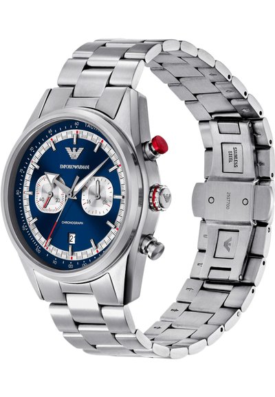 Montre chronographe en acier inoxydable avec un cadran bleu, deux sous-cadrans et un affichage de la date. Comprend un accent rouge sur la couronne et un bracelet en métal.