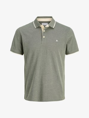 Žalias polo marškinėliai su tekstūruota medžiaga, turintys apykaklę su kreminiu apvadu, dviem mygtukais ir mažu logotipu ant krūtinės.