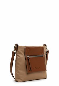 Borsa a tracolla sintetica beige con tasca anteriore in pelle marrone, zip argentata e tracolla regolabile. Design piatto con dettagli di cucitura discreti.