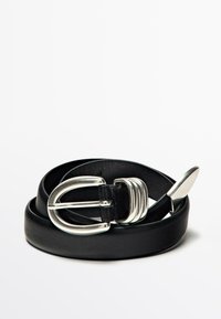 Zwarte leren riem met een zilveren metalen gesp, met een gebogen ontwerp en meerdere groeven voor een verstelbare pasvorm, met een gestructureerd oppervlak.