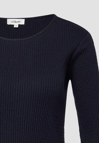 Temno mornarsko modra rebrasta majica z dolgimi rokavi in okroglim izrezom, na hrbtni strani ovratnika bele barve s s.Oliver etiketo v velikosti 36.