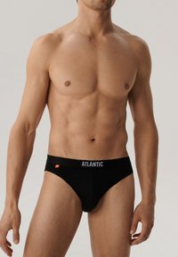 Czarne bawełniane figi z szerokim elastycznym pasem w logo 'ATLANTIC', o przylegającym kroju i gładkiej fakturze. Minimalistyczny design bez wzorów.