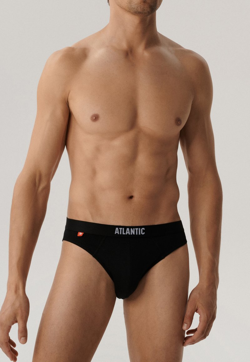 Czarne bawełniane figi z szerokim elastycznym pasem w logo 'ATLANTIC', o przylegającym kroju i gładkiej fakturze. Minimalistyczny design bez wzorów.