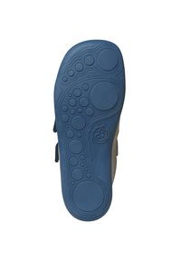 Schuhsohle aus blauer Gummi mit einem strukturierten Muster aus Blasen und Kreisen. Verfügt über ein graues Obermaterial mit einem Klettverschlussband an der Seite.