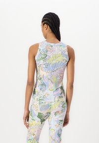Monivärinen urheilumallinen bodysuit, jossa on kukka- ja vesiaiheinen kuvio. Mallissa on hihaton muotoilu ja tiukka siluetti.
