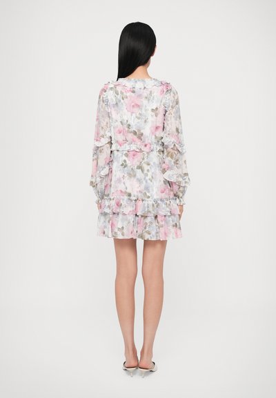 Rochie florală din material ușor cu modele roz și gri, mâneci cu volane, cordon în talie și tiv în trepte. Vedere din spate arată silueta de lungime medie.