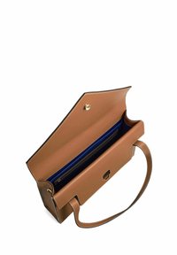 Borsa a mano in pelle marrone con apertura superiore, dotata di un interno blu e una tasca con cerniera. Accenti in hardware dorato e cuciture a contrasto.