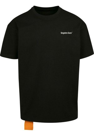 Camiseta de algodón negra con cuello redondo, mangas cortas y un pequeño logo blanco "forgotten faces" en el pecho, con una etiqueta naranja en el dobladillo.