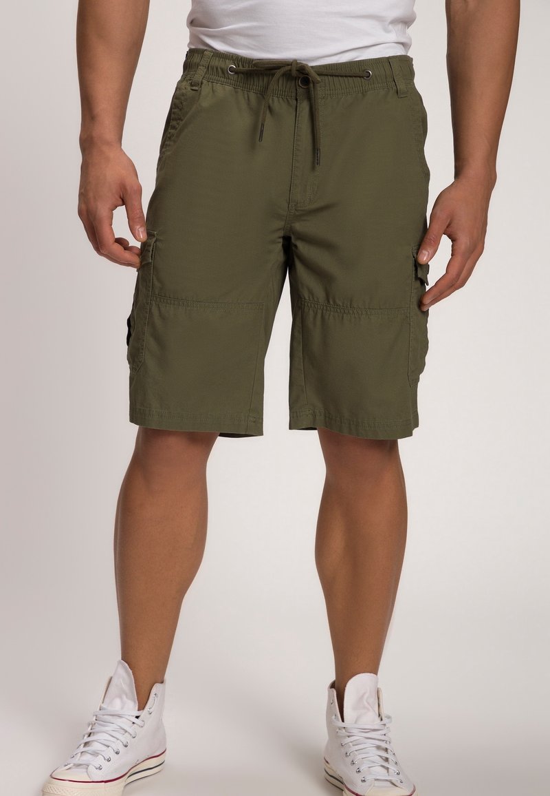 Shorts cargo vert olive avec une taille élastique, un cordon de serrage et des poches latérales. Fabriqués en tissu léger avec une coupe décontractée.
