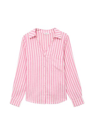 Roze-wit gestreept overhemd met lange mouwen, knopen, een kraag en een borstzak, platliggend op een witte achtergrond.