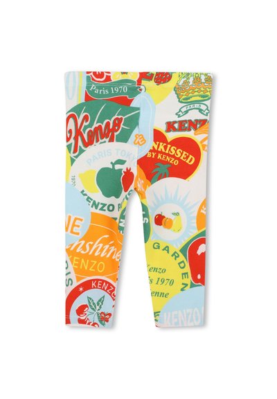 Bunte Leggings mit einer Collage aus Logos und Grafiken, darunter "Kenzo" und verschiedene Obstdesigns, auf einem weißen Baumwollhintergrund.