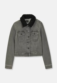 Graue Denimjacke mit einem schwarzen, fleecegefütterten Kragen. Verfügt über zwei Brusttaschen, Druckknopfverschluss und kurze Länge. Strukturierter Stoff.