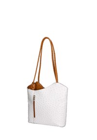 Borsa tote bianca con texture, dotata di due manici in pelle marrone e una tasca con cerniera sul davanti. Fodera interna morbida, design con profilo curvo.